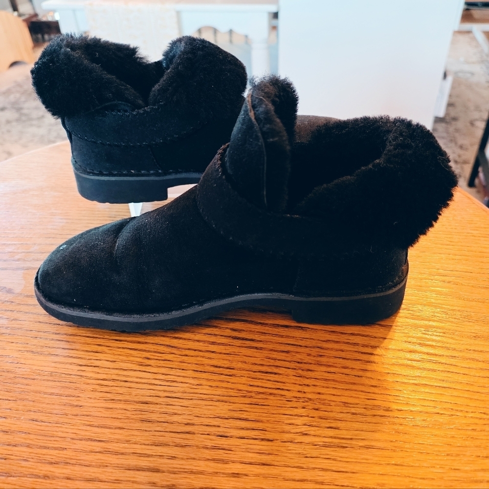 UGG McKay Black Sheepskin Ankle Boots Fur Lined Suede Womens 7
